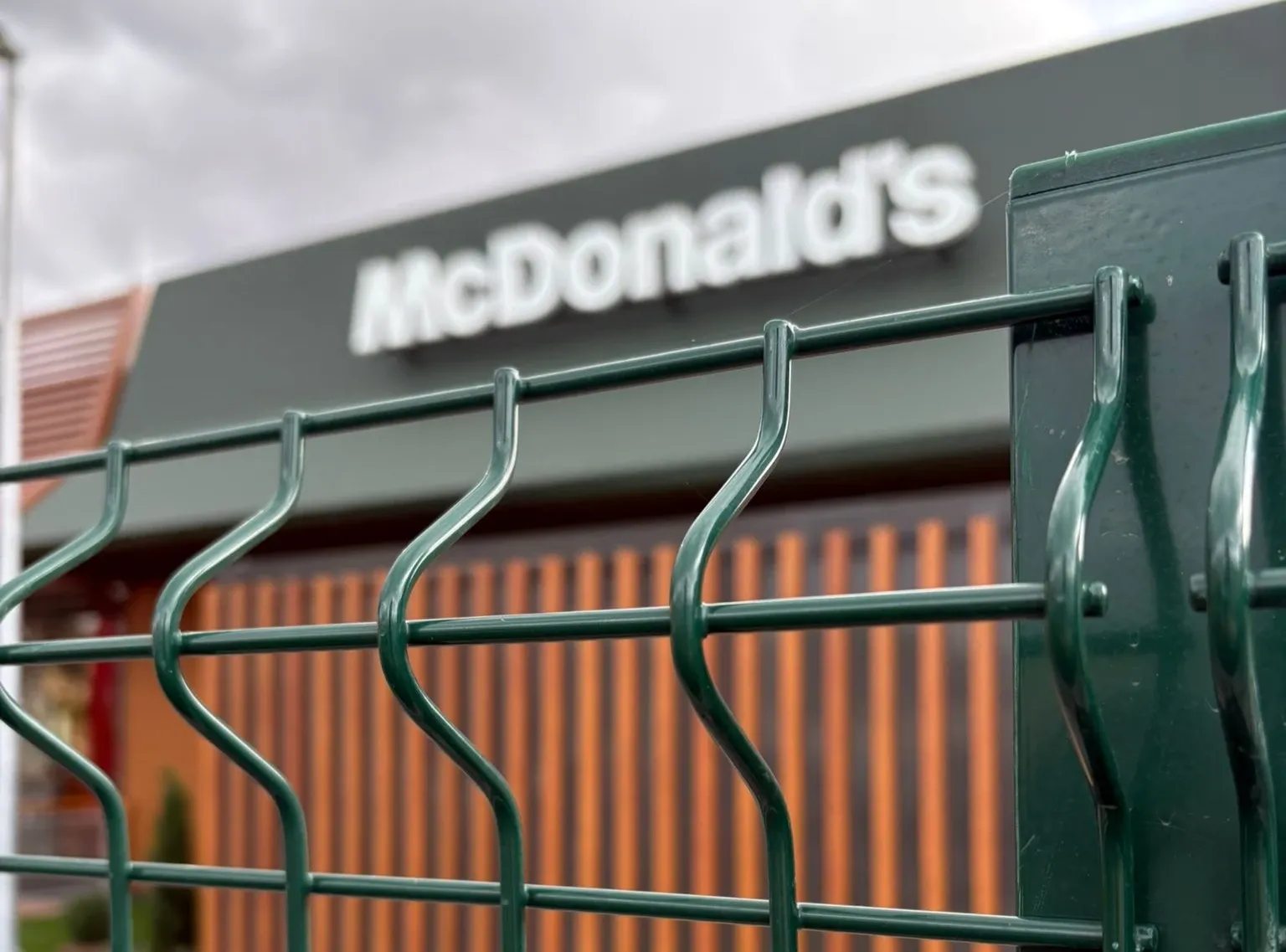 Neuer McDonald’s in Málaga: Umzäunung mit Sickenmatten von Indusmetal Torres