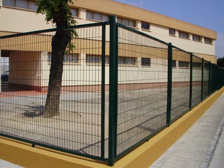 Cerramiento enmarcado colegio infantil Reyes Magos (Montilla – Córdoba)